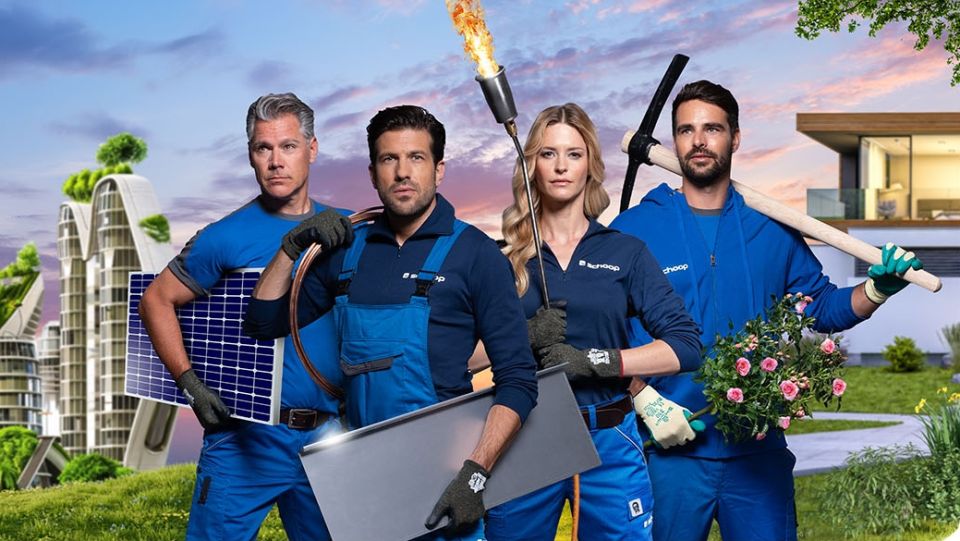 Team von Fachkräften bei Schoop im Aargau mit Solartechniker, Spengler, Abdichter und Gärtner