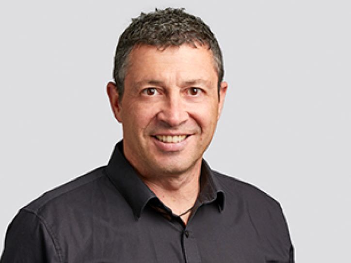 Mitarbeiter des Dach-Teams in schwarzem Hemd als Ansprechpartner für Flachdach, Spenglerei und Metalldach in Aargau, Schweiz
